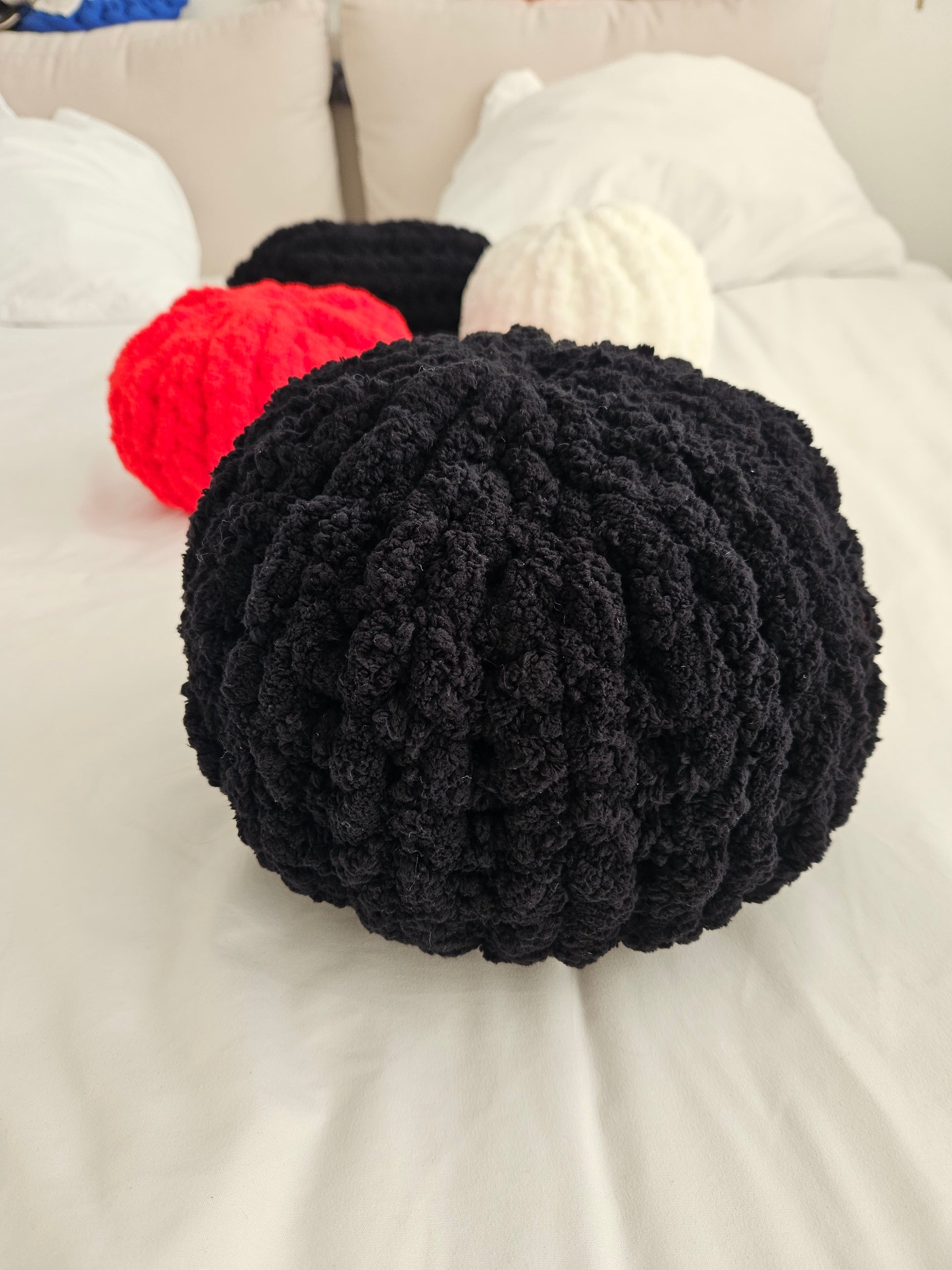 Luxus Kuschelkissen Schwarz – Handgefertigtes Marshmallow - Velyna Bags