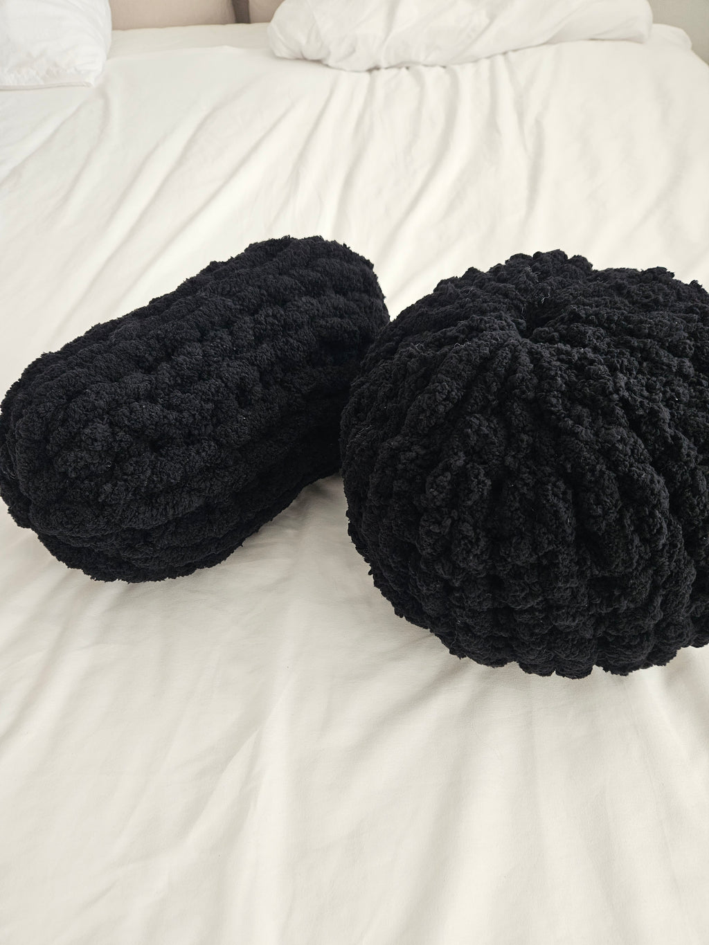 Luxus Kuschelkissen Schwarz – Handgefertigtes Marshmallow - Velyna Bags