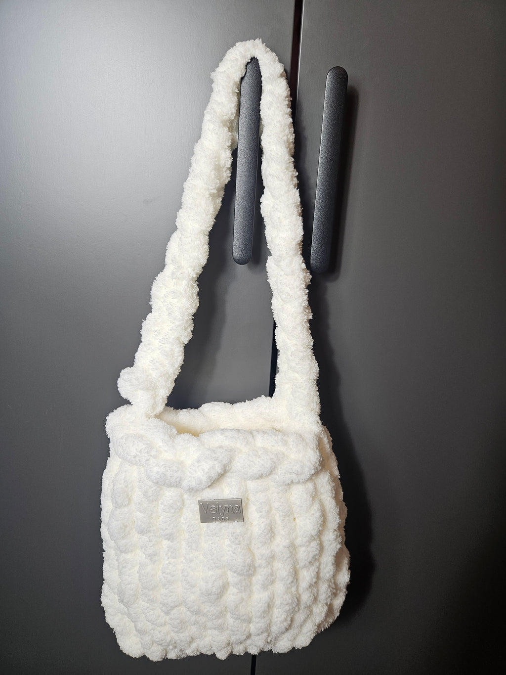Flauschige Tasche Damen Weiß mit Geflochtenem Griff - Velyna Bags