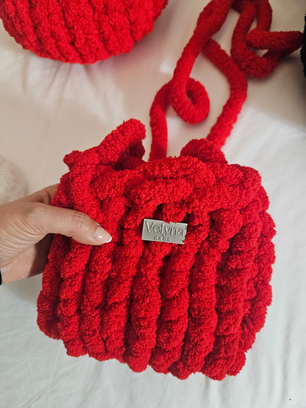 Rote Marshmallow Tasche aus Chenille mit langem Griff - Velyna Bags