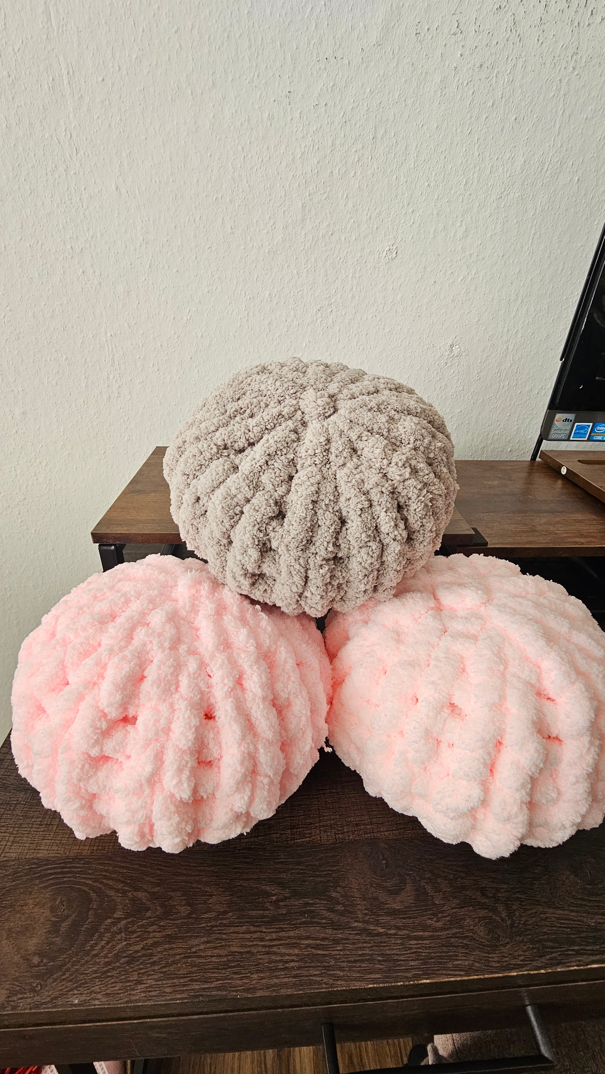 Marshmallow Plüschkissen Grau – Handgefertigt & Kuschelweich - Velyna Bags