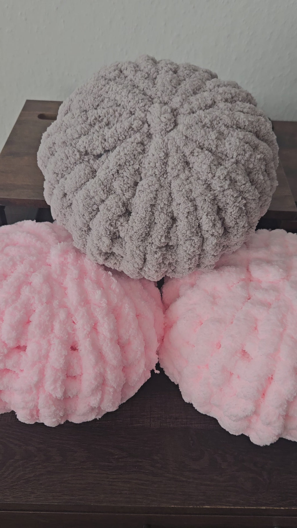 Marshmallow Plüschkissen Grau – Handgefertigt & Kuschelweich