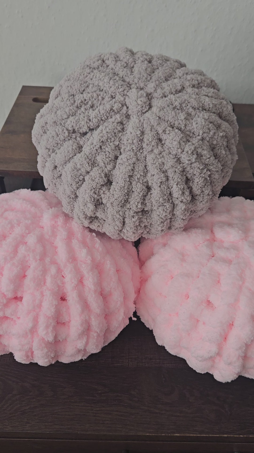 Marshmallow Plüschkissen Grau – Handgefertigt & Kuschelweich