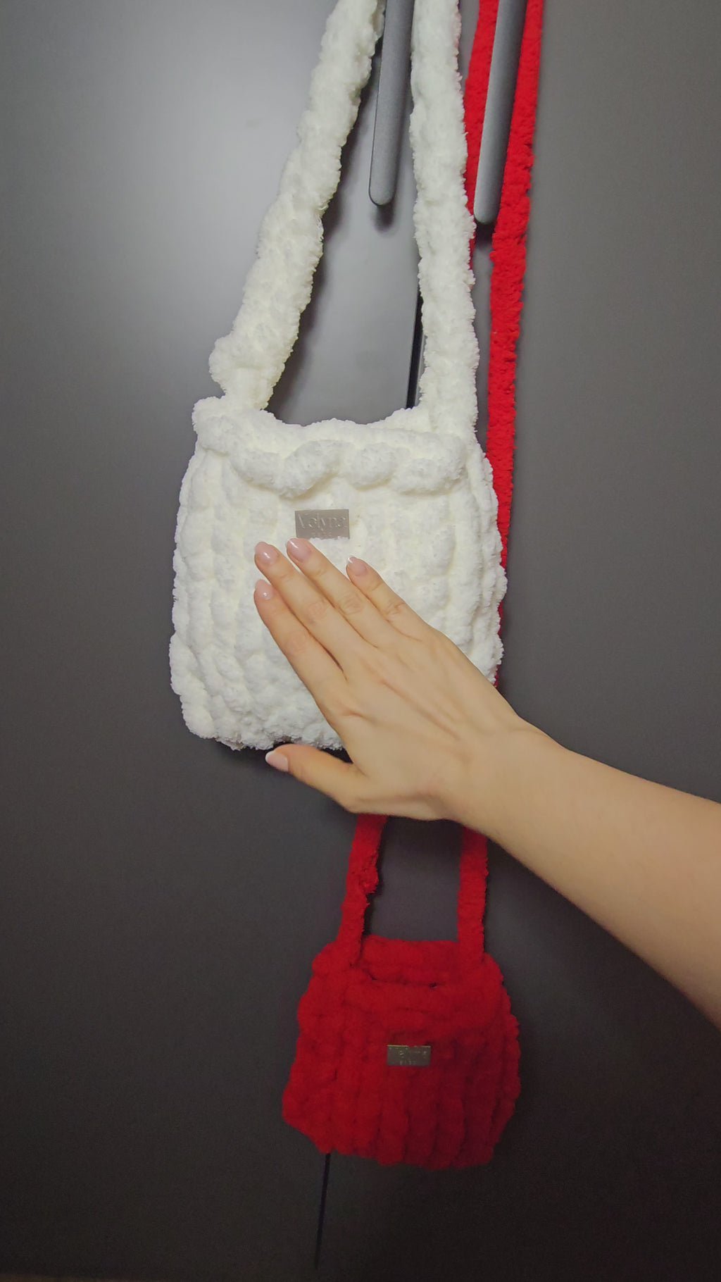 Flauschige Tasche Damen Weiß mit Geflochtenem Griff